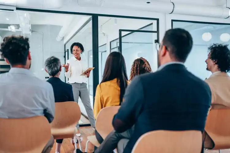 Professora dando curso para profissionais em falta na Espanha
