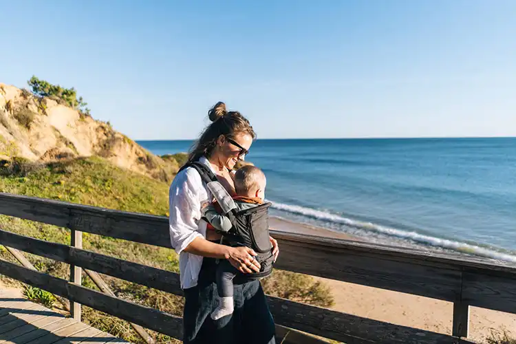 Mãe e filho bebê na praia em Portugal