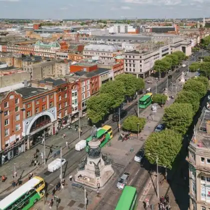 Vista aérea de rua do centro de Dublin.