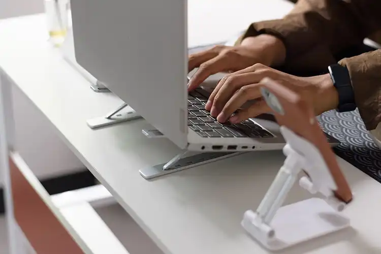 Homem busca vaga de emprego em computador 