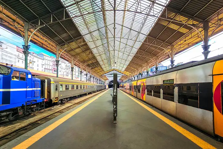 Trens esperando na estação ferroviária de São Bento, no Porto, Portugal