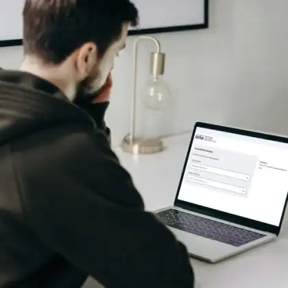 Estudante no portal da AIMA