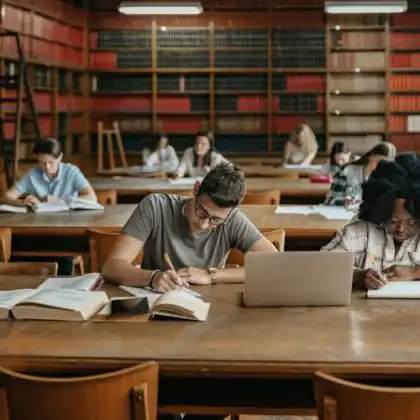 Alunos de cursos Further Education na biblioteca