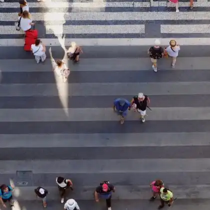 Pessoas atravessando a rua