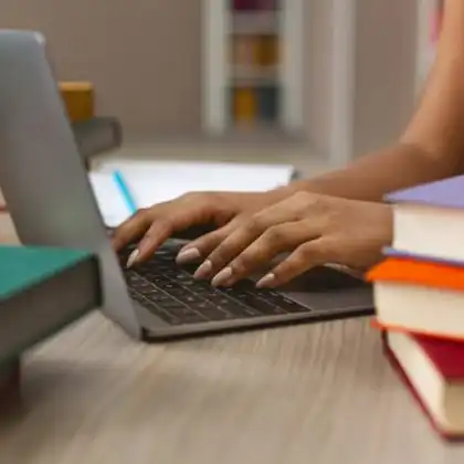 Mulher estudando no notebook