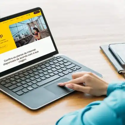 Pessoa acessando site para ver como funciona o Nomad Chip