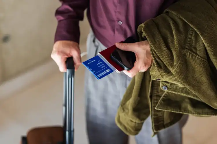 Homem segurando passaporte e visto para Inglaterra