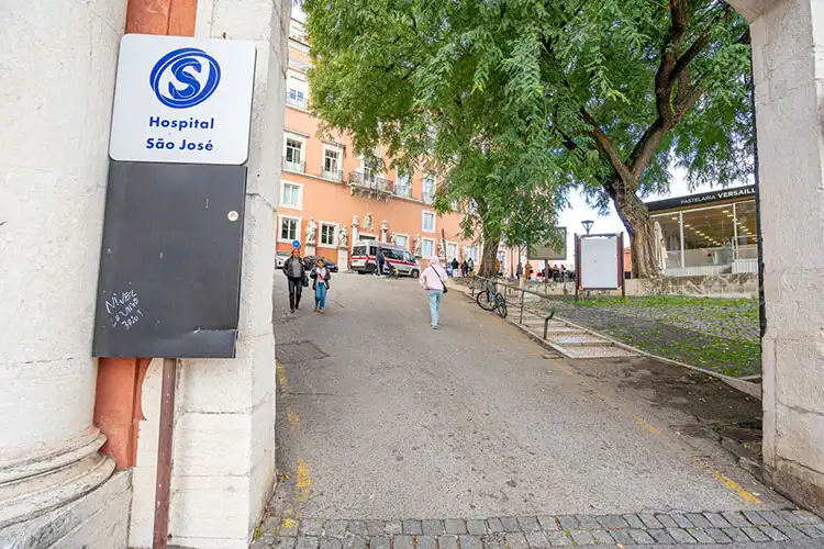 Entrada em um hospital público de Portugal