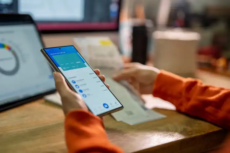 Mulher verificando saldo da conta bancária no celular