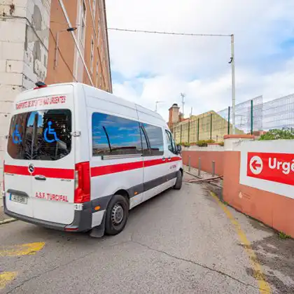 Ambulância na entrada de um hospital em Portugal