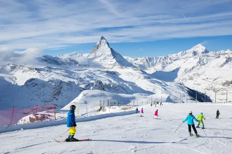 Ao praticar ski, considere um seguro viagem com cobertura adequada. 