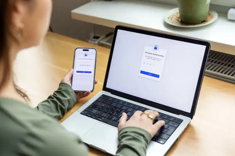 Mulher fazendo verificação de duas etapas na conta