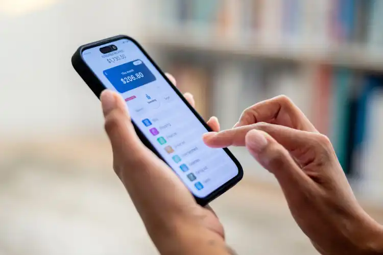 Mulher verificando saldo na conta Revolut.