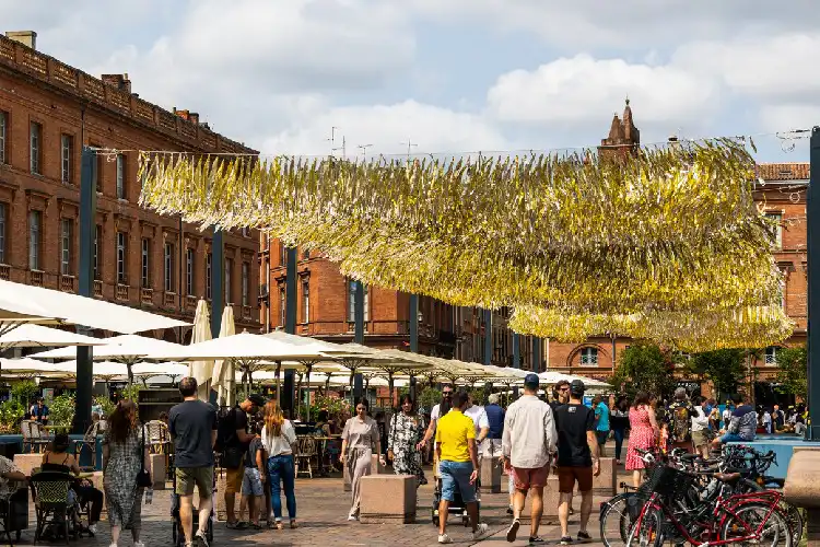 Moradores da cidade de Toulouse, na França.