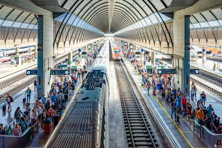 Um bom sistema de transporte público costuma estar presente em cidades planejadas, e reduz o custo de vida na Espanha