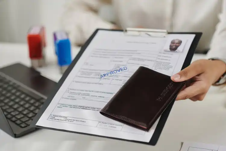 Mulher entregando passaporte e formulário de visto para Irlanda