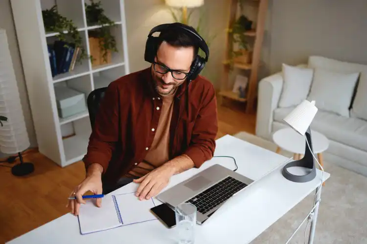 Homem estudando inglês instrumental online.