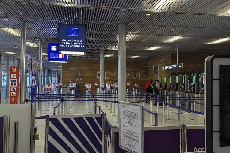 Ambiente de imigiração para França no aeroporto de Orly, região parisiense