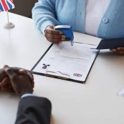 Mulher aprovando visto para Inglaterra no escritório