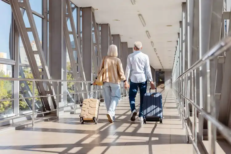 Casal andando de mãos dadas no aeroporto