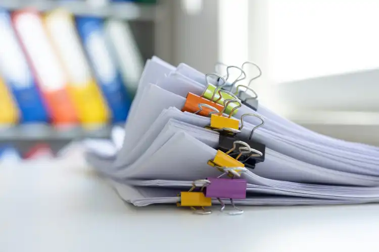 Pilha de documentos em cima da mesa