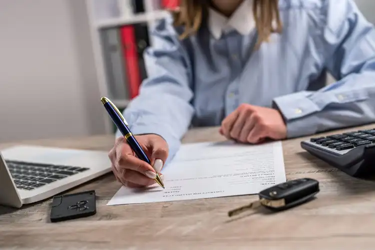 Assinando contrato de aluguel de carro na Europa após fazer a tradução juramentada carteira de motorista