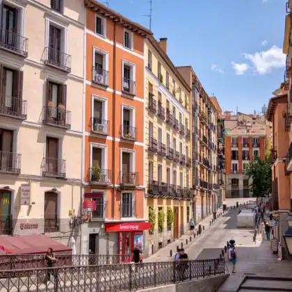 Prédios residenciais tradicionais em cidade espanhola com apartamentos para aluguel na Espanha