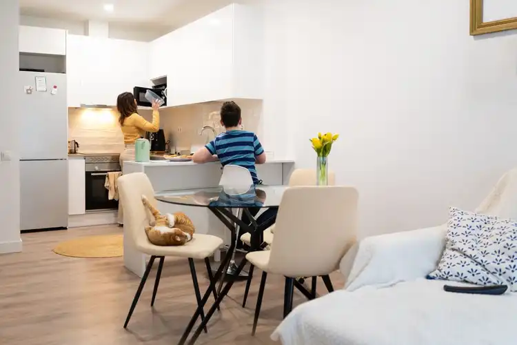 Apartamento mobiliado para alugar na Espanha com cozinha integrada e sala de estar