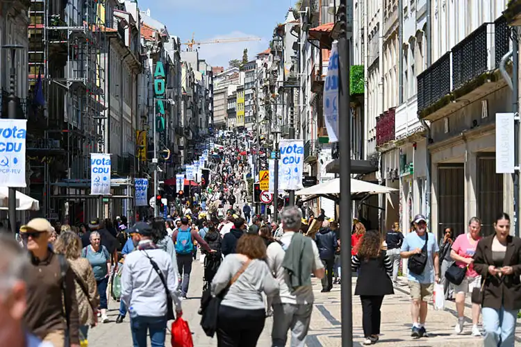 O centro do Porto, Portugal, tem muitas lojas à procura de pessoas para trabalhar