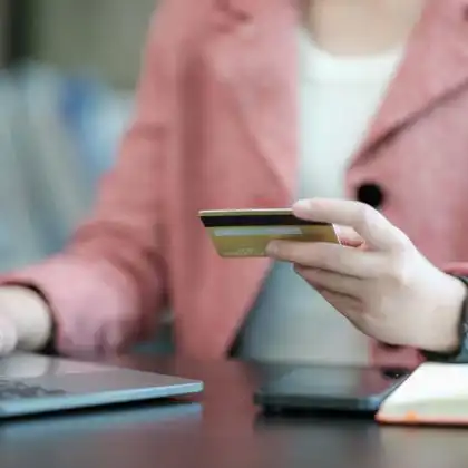 Pessoa fazendo compras online com cartão pré-pago internacional
