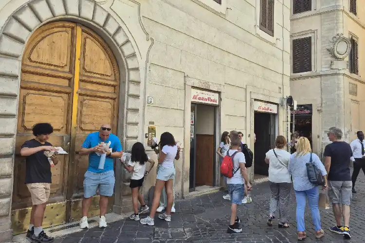 Perrengue de comer em família no centro de Roma.