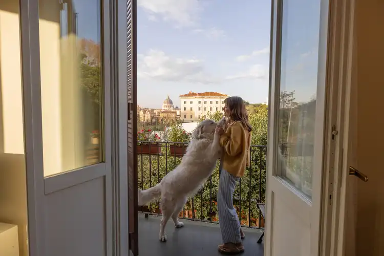Jovem e cachorro na Itália