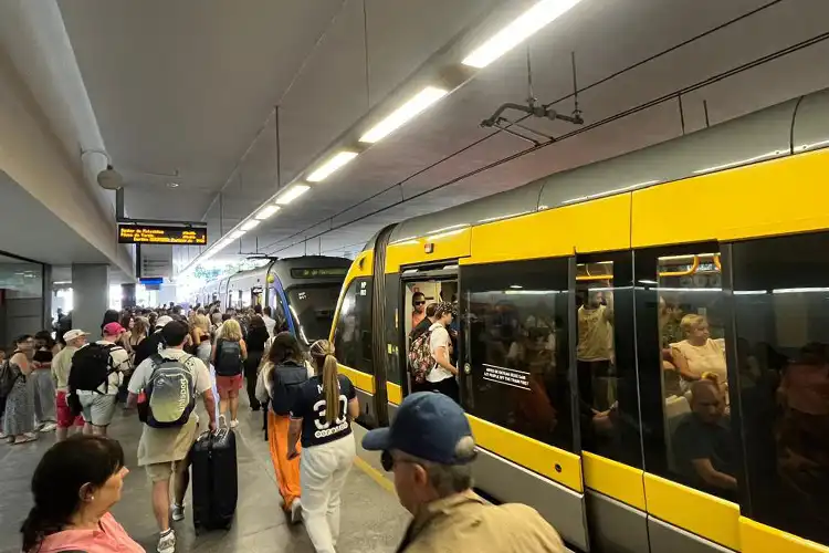 Multidão de pessoas na estação de metrô do Porto, Portugal