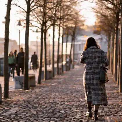 Mulher caminhando por Dublin
