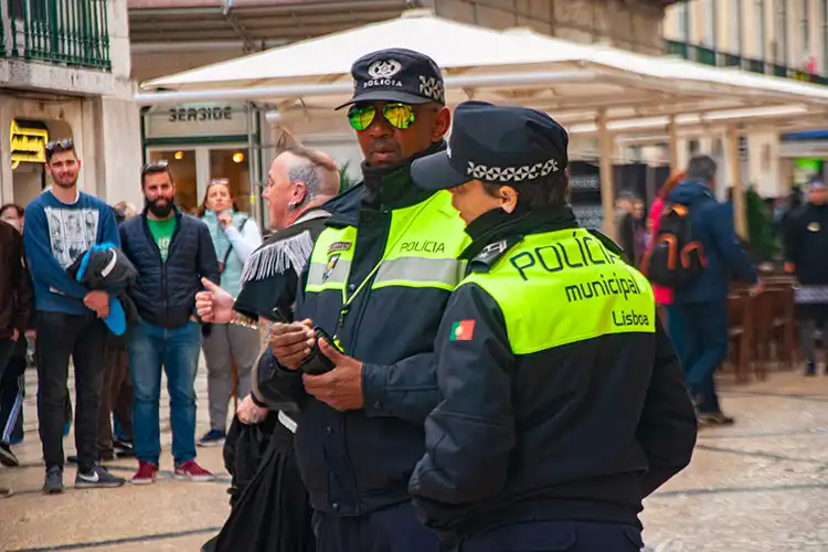 Nas cidades turísticas há policiamento nas ruas reforçando a segurança em Portugal