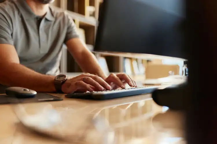 Profissional preparando tradução juramentada inglês