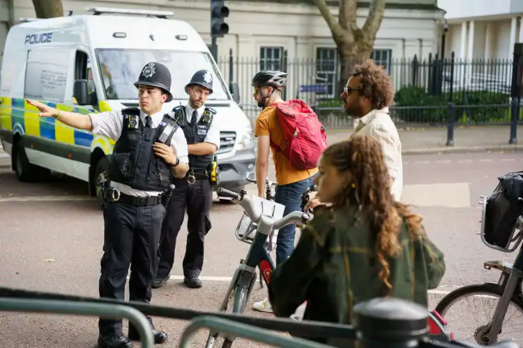 Os policiais são presenças recorrentes nas ruas da Inglaterra. 