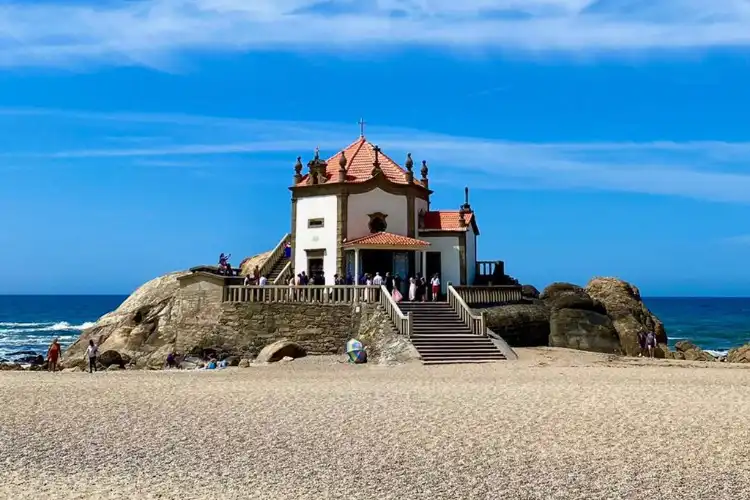 Capela na praia 