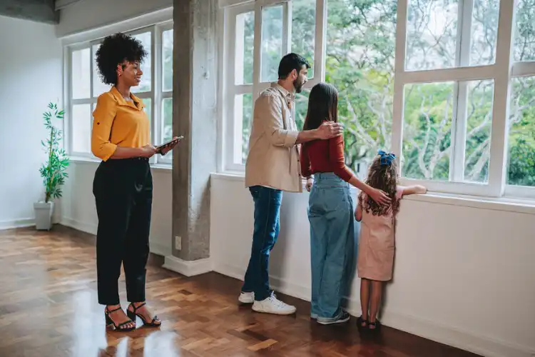 Família visitando apartamento de aluguel na Inglaterra