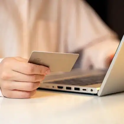 Pessoa faz pagamento pela internet com o cartão físico da melhor conta digital internacional