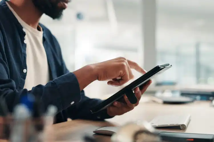 Homem solicitando tradução juramentada inglês online