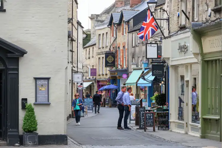 Pessoas em uma cidade pequena da Inglaterra