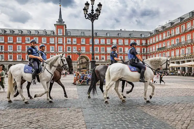 A Polícia Nacional da Espanha atua em diversas frentes.