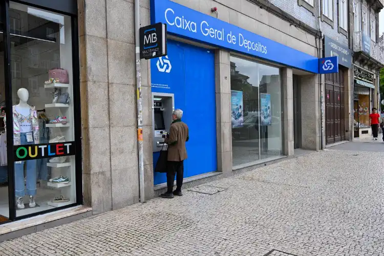 Homem em caixa eletrônico