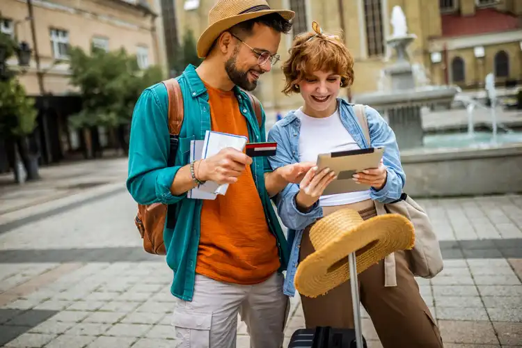 Casal em viagem utilizando benefícios da conta digital internacional