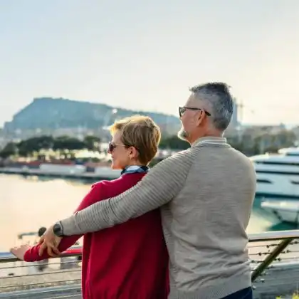 Casal na Europa olhando para a praia