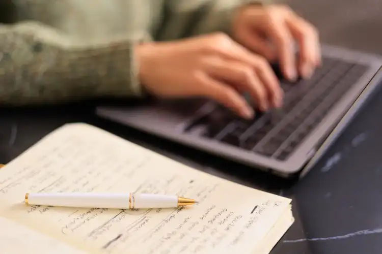 Homem digitando no notebook no escritório