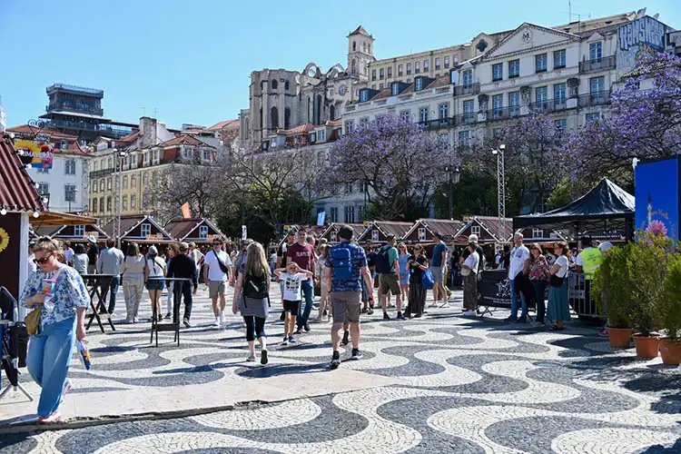 Pessoas passeiam em feira de rua na Praça do Rossio, em Lisboa