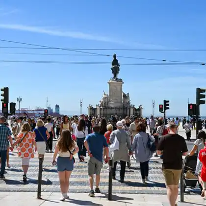 Turistas na Praça do Comércio em direção ao Cais das Colunas em Lisboa
