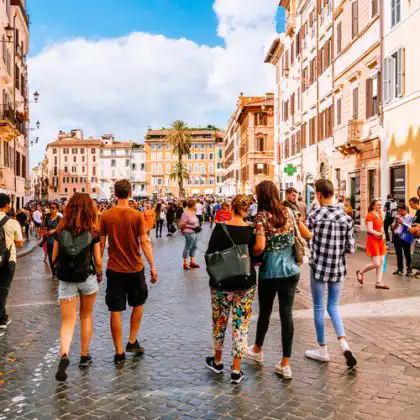 Pessoas passeiam em cidade na Itália